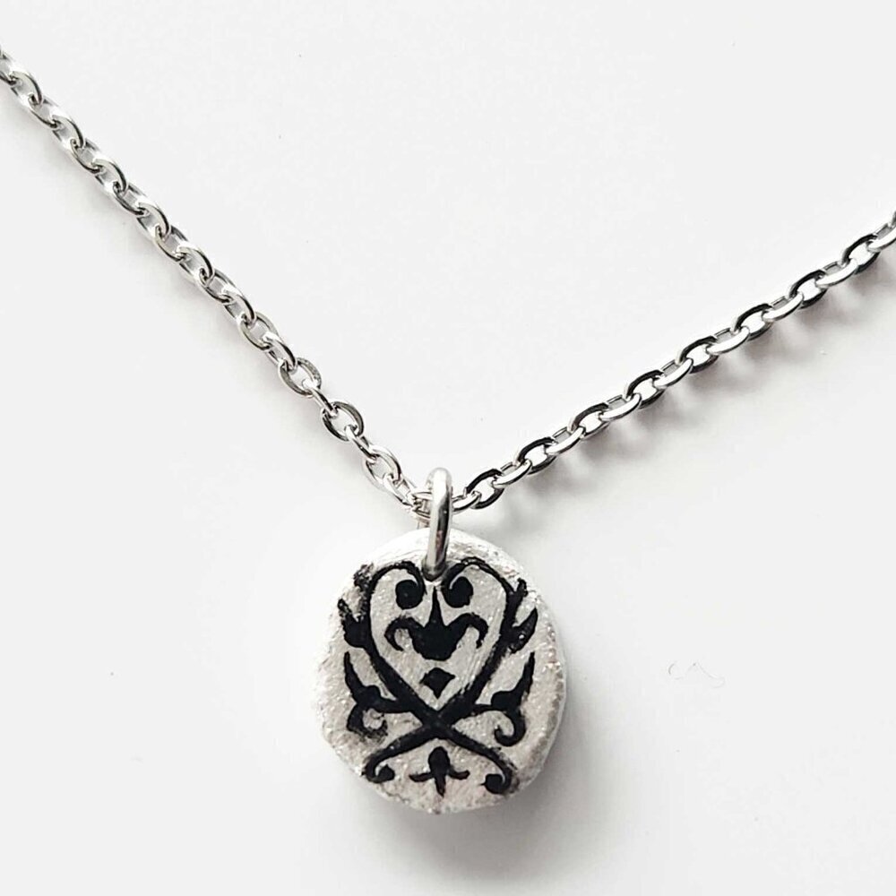 Gothic Versailles iridescent pearl necklace with a small silver chain - Picture 9 of 11